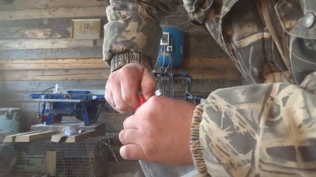 Нипельные поилки для кроликов Установка в клетки))) смотреть онлайн