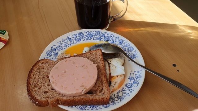 г.СВЕТОГОРСК,Площадь!?Снова мусор у газ.трубы!?Лезет в ?!Удочка для кота!?