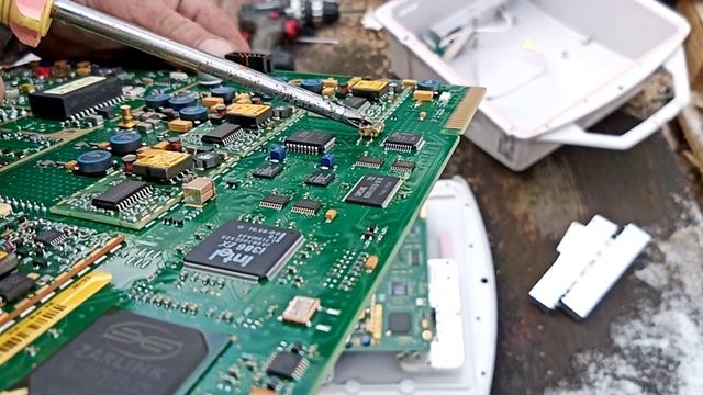 Разбор блока ODU ERICSSON MINI LINK большой. Золотые платы. смотреть онлайн