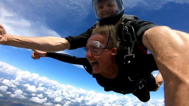 Skydive Sebastian - Bea's Skydive смотреть онлайн