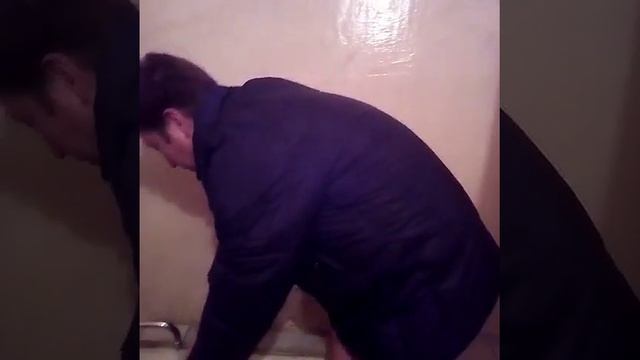 Как постирать пуховик, берём ваниш, трем смотреть онлайн