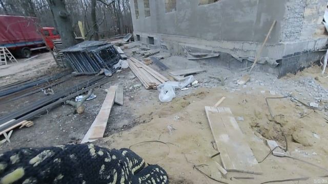 Домик у моря. Кладка кирпича.