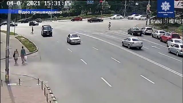 В Киеве неуправляемый микроавтобус пересек оживленный перекресток и въехал в забор смотреть онлайн