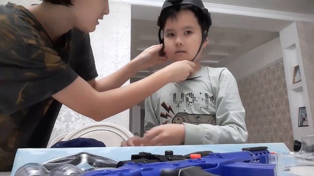 РАСПАКОВКА АВТОМАТА С ДВУМЯ ГРАНАТАМИ,ОЧКАМИ И ШЛЕМОМ (автомат называется SCAR FN) смотреть онлайн