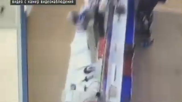 Полицейские разыскивают женщину, которую подозревают в краже фотоаппарата смотреть онлайн