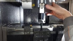 Центроискатель и расточная головка в деле!