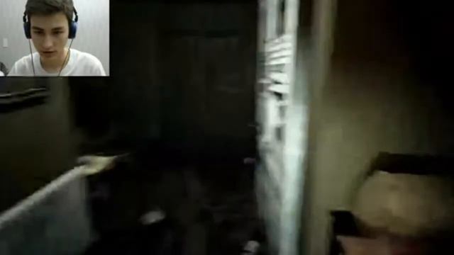 Брайн смотрит свои старые видосыиграет в Хоррор Игру Боится скримера