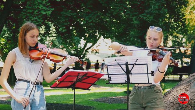 ♫ Красивые скрипачки покорили сердца прохожих! | STREET BUSKERS | STREET PERFORMANCES смотреть онлайн