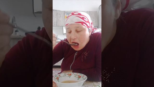 мукбанг суп с макаронами и жареная картошка