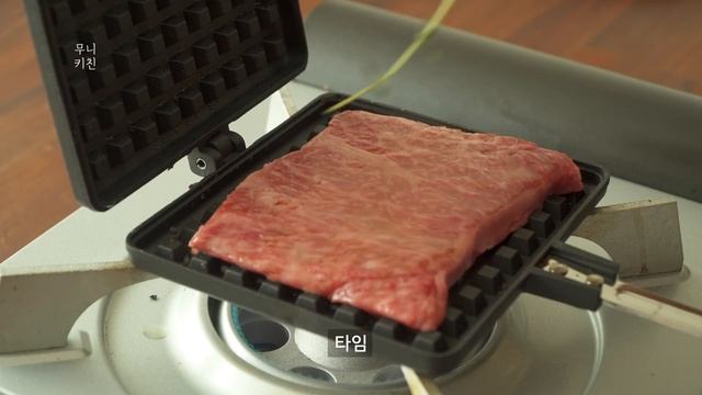 와플팬으로 스테이크를 구우면 일어나는 일 ??? смотреть онлайн