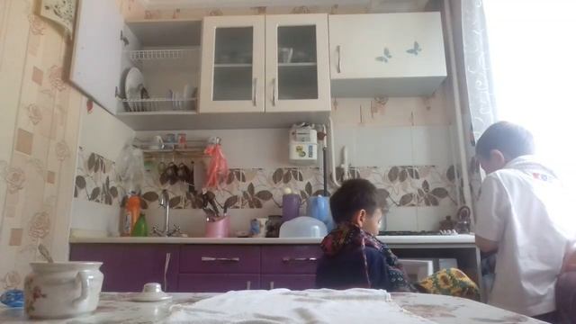 Что будет если кинуть сахар в горячую воду? смотреть онлайн