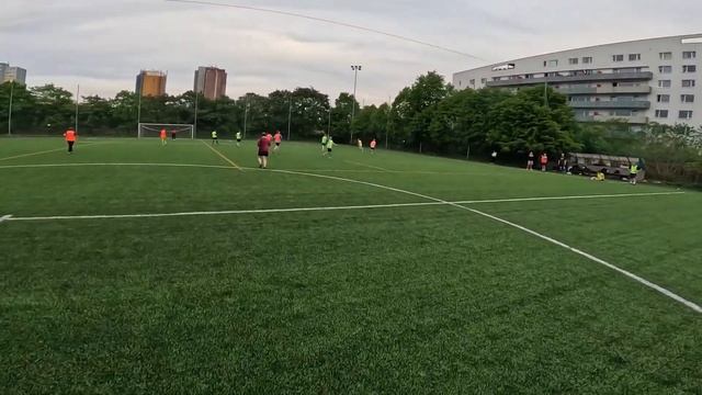 Она умеет играть в футбол ? Девушка в футболе от первого лица. Матч 11 на 11 смотреть онлайн