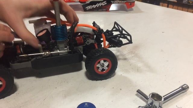 1/16 Nitro Slash: walk around, first start, and drive time! | Mini Nitro RC смотреть онлайн