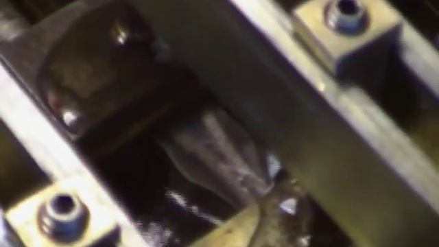 Процесс опрессовки ГБЦ и шлифовки клапанов двигателя смотреть онлайн