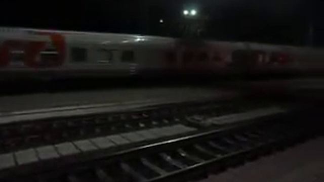 ЭП1М-523 с фирменным поездом №30 Москва-Новороссийск отправляется со станции Ростов Главный смотреть онлайн