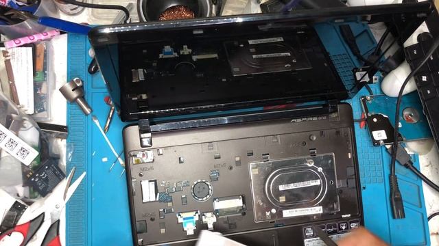 Acer Aspire One 722 Replace Battery and Keyboard смотреть онлайн