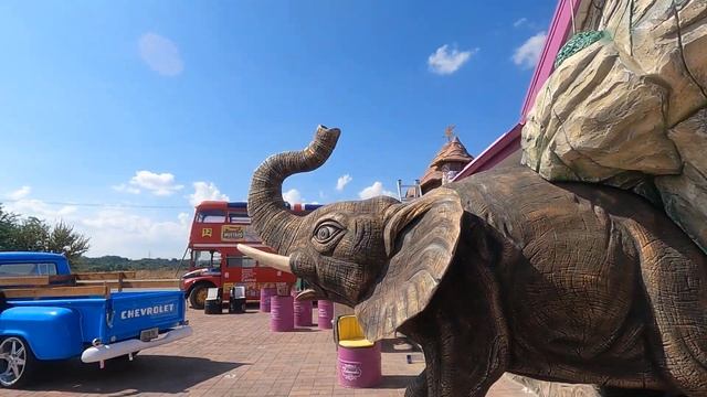 парк Еленовка. входная группа. стоянка для машин.декор фасада. смотреть онлайн