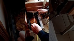 Изготовление гладких восковых листов для вощины.#Shorts