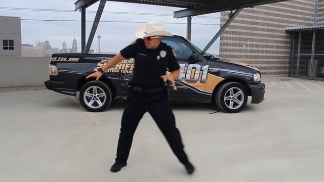 The Dancing Deputy #thegitupchallenge смотреть онлайн