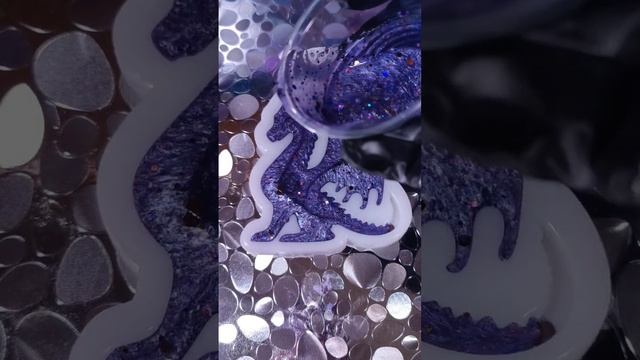 Больше глиттера богу глиттера! Еще один дракон - символ 2024 ? смотреть онлайн