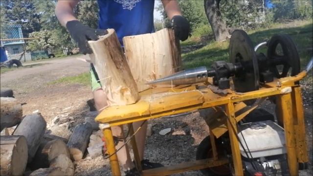 винтовой дровокол в работе