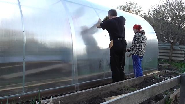 Как собрать теплицу из поликарбоната, часть 2 - Монтаж поликарбоната смотреть онлайн