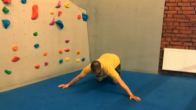 Растяжка плеч и грудных на полу смотреть онлайн