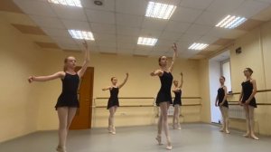 Урок классического танца.