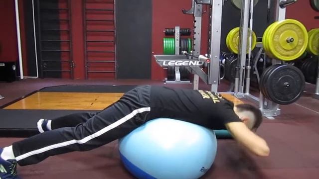Разгибание лежа на фитболе смотреть онлайн