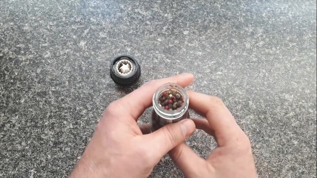 Как открыть одноразовую мельницу для специй? смотреть онлайн
