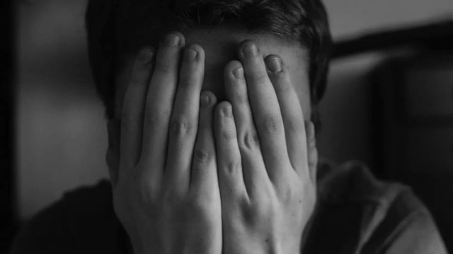 Он всю жизнь любил жену брата. Та от него родила сына. А свою жену морально раздавил. Но очень... смотреть онлайн