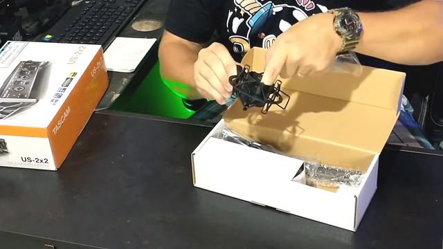 Unboxing Tascam US 2x2 / TM-80 / TH-02 смотреть онлайн