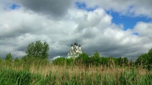 Глубокий звук (гул) летящего в небе самолета у храма в селе Тайнинском (Мытищи)