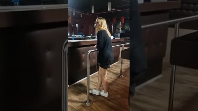 Немка нахаела на русских в баре смотреть онлайн