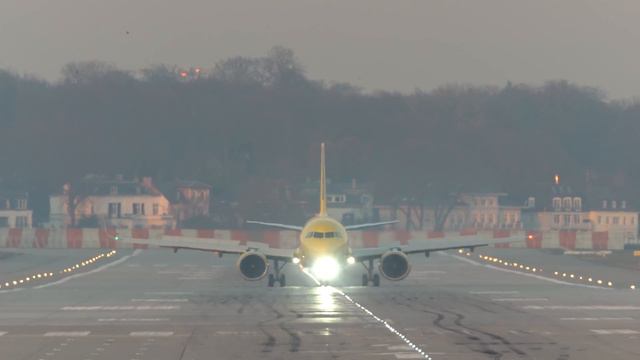 AIRBUS A321 NEO Rejected TAKEOFF with MAX BRAKE FORCE (4K) смотреть онлайн