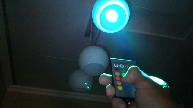 E27 4W 220LM RGB LED bulb with remote control смотреть онлайн