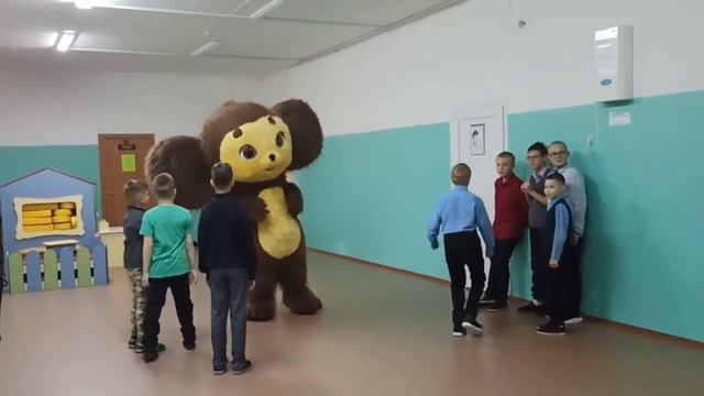 День рождения сына. Отмечает в школе. смотреть онлайн