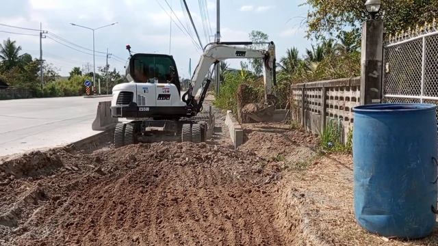 รถขุดล้อยาง Bobcat E55W แต่งขอบถนนเตรียมเทปูน | Wheeled Excavator смотреть онлайн