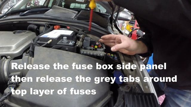 Volvo V70 Engine Compartment Fuse Box - How to access lower layer смотреть онлайн