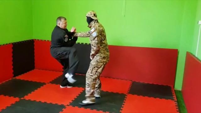 Демонстрация приемов освобождения от захвата спереди.