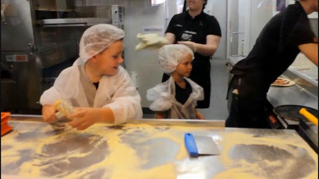 Детская пицца своими руками,в пицце ДО ДО ! смотреть онлайн