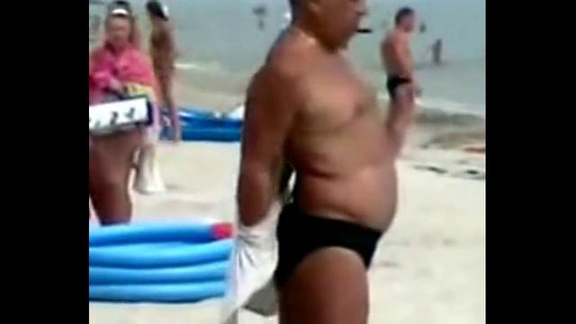 как мужик одевался на пляже смотреть онлайн