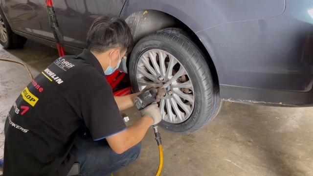 CHANGING TIRES FOR FORD FOCUS TITANIUM | SINGAPORE смотреть онлайн