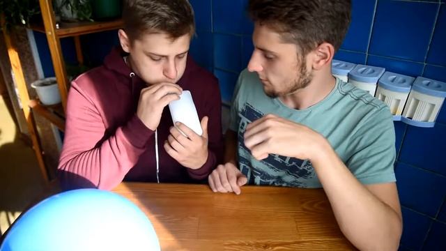 СПАСУТ ЛИ ШАРИКИ ТЕЛЕФОН ОТ ПАДЕНИЯ С 10 ЭТАЖА؟ смотреть онлайн