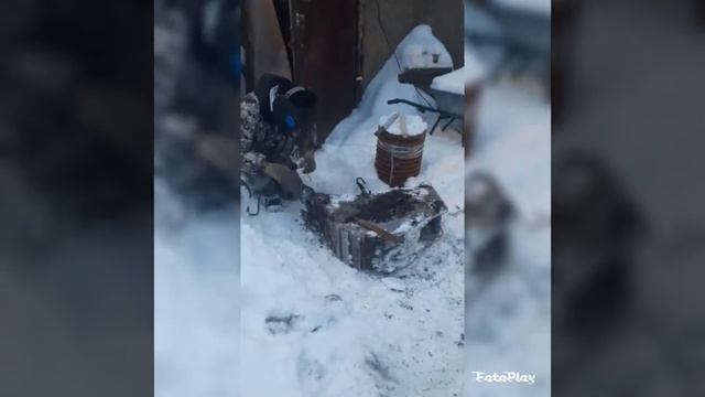 Как правильно прокладывать инженерные сети зимой экскаватором- погрузчиком.