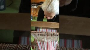 Работа старинного ткацкого станка. Обзор.