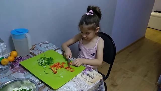 Катя в первый раз салат готовит) 20.12.2018г смотреть онлайн