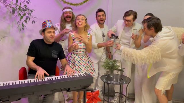 Мюзикл ДЕНЬ ВЛЮБЛЕННЫХ поздравляет с Новым годом! смотреть онлайн