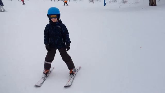 Горные лыжи. Обучение детей. Скоростной спуск плугом. (4 года) смотреть онлайн