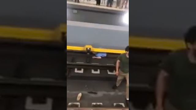 Мусульманин, СПАСАЯ человека, остановил поезда в Москве